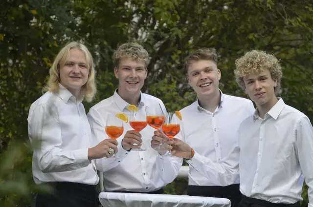 Die vier Brüder stoßen mit Aperol Spritz an