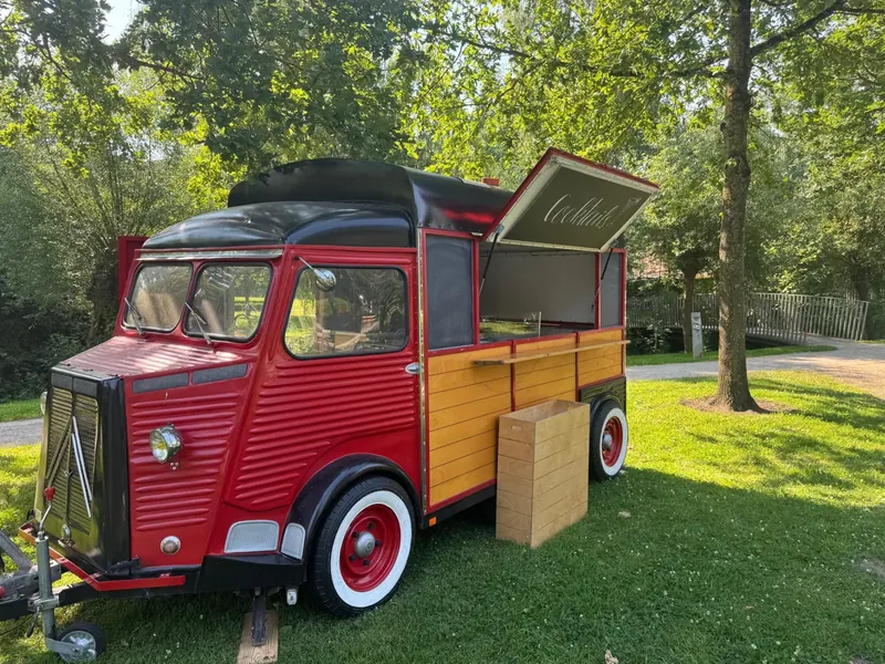 Unser Wagen schräg von vorn mit runden Scheinwerfern und geöffneter Klappe