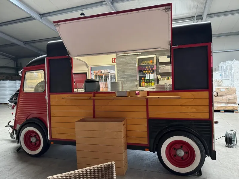 Blick durch die geöffnete Klappe in den Wagen mit Kühlschrank und Ausgabe