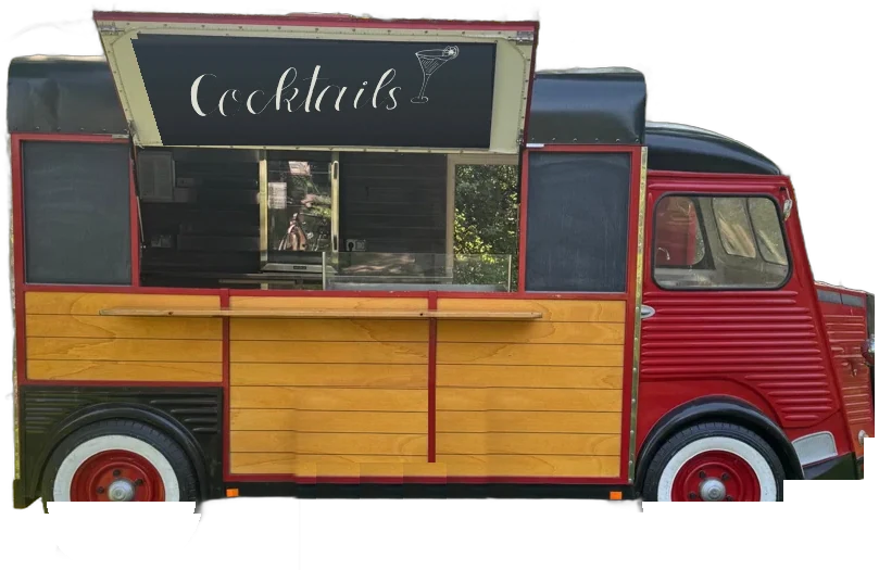 Unser roter Retro-Verkaufswagen mit Holzverkleidung und geöffneter Klappe mit der Aufschrift „Cocktails“